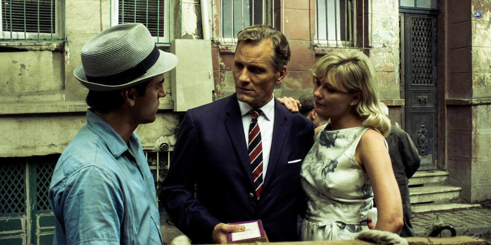 Oscar Isaac, Viggo Mortensen, and Kirsten Dunst talking in the street in Two Faces of January 
