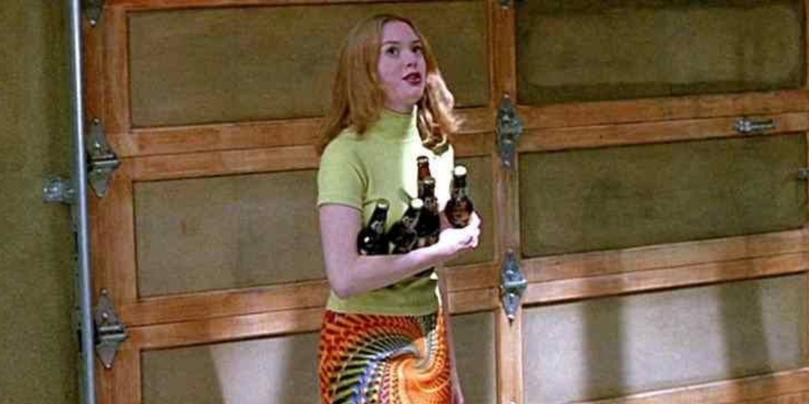 Rose McGowan as Tatum Holding Beer in the Garage in Scream 1996