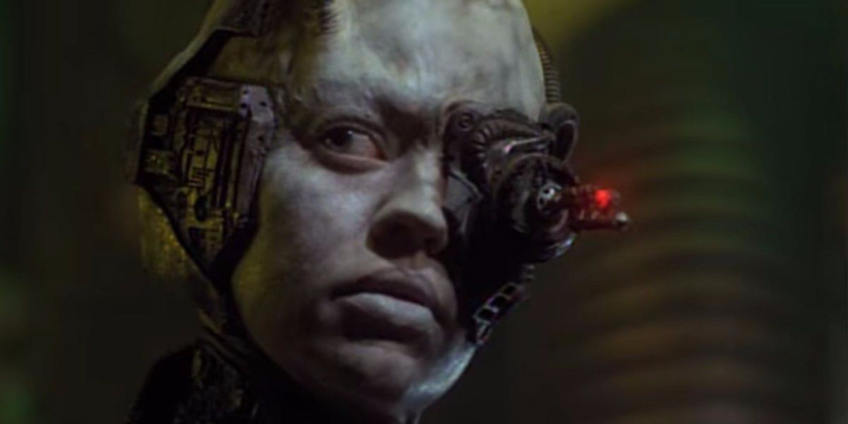 Seven of Nine scans her surroundings while she is still a Borg from Voyager 