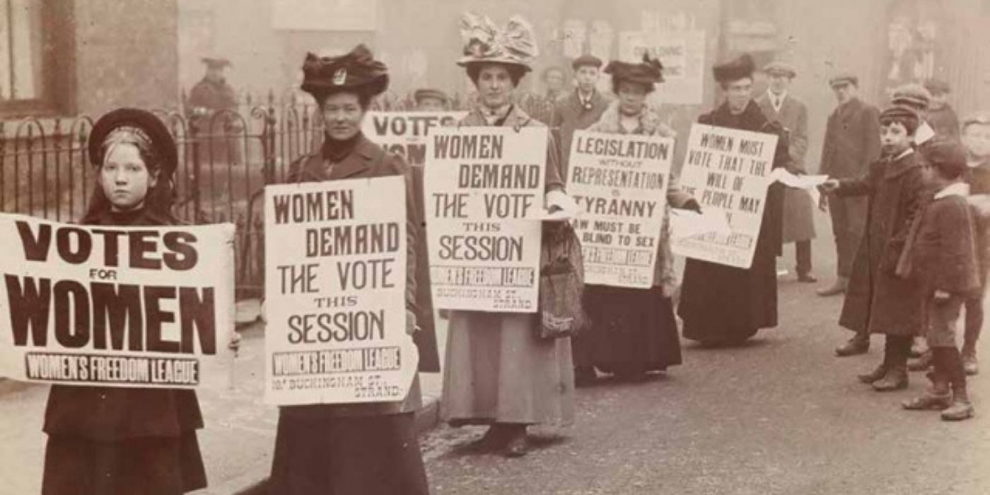 A line of women marching for women&rsquo;s suffrage.