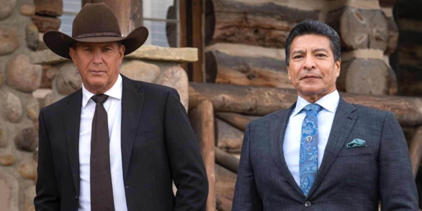 John Dutton e Thomas Rainwater estão juntos em frente à casa da fazenda em Yellowstone