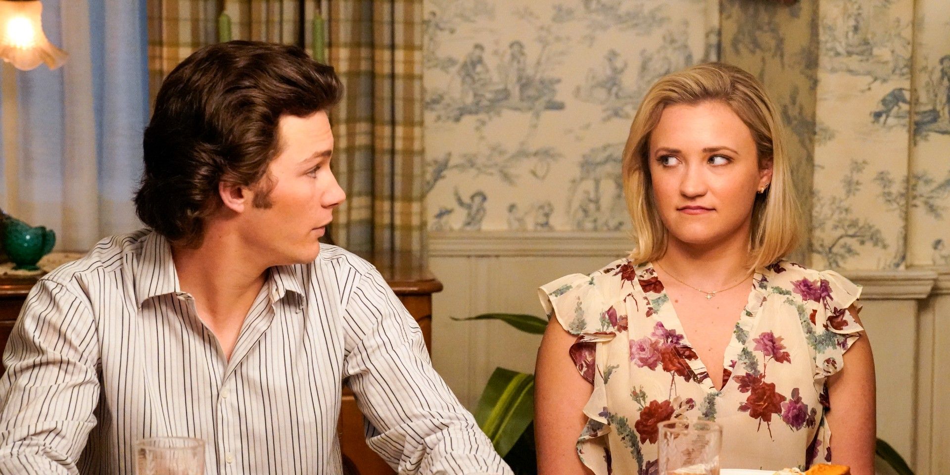 Georgie e Mandy trocam olhares em Young Sheldon
