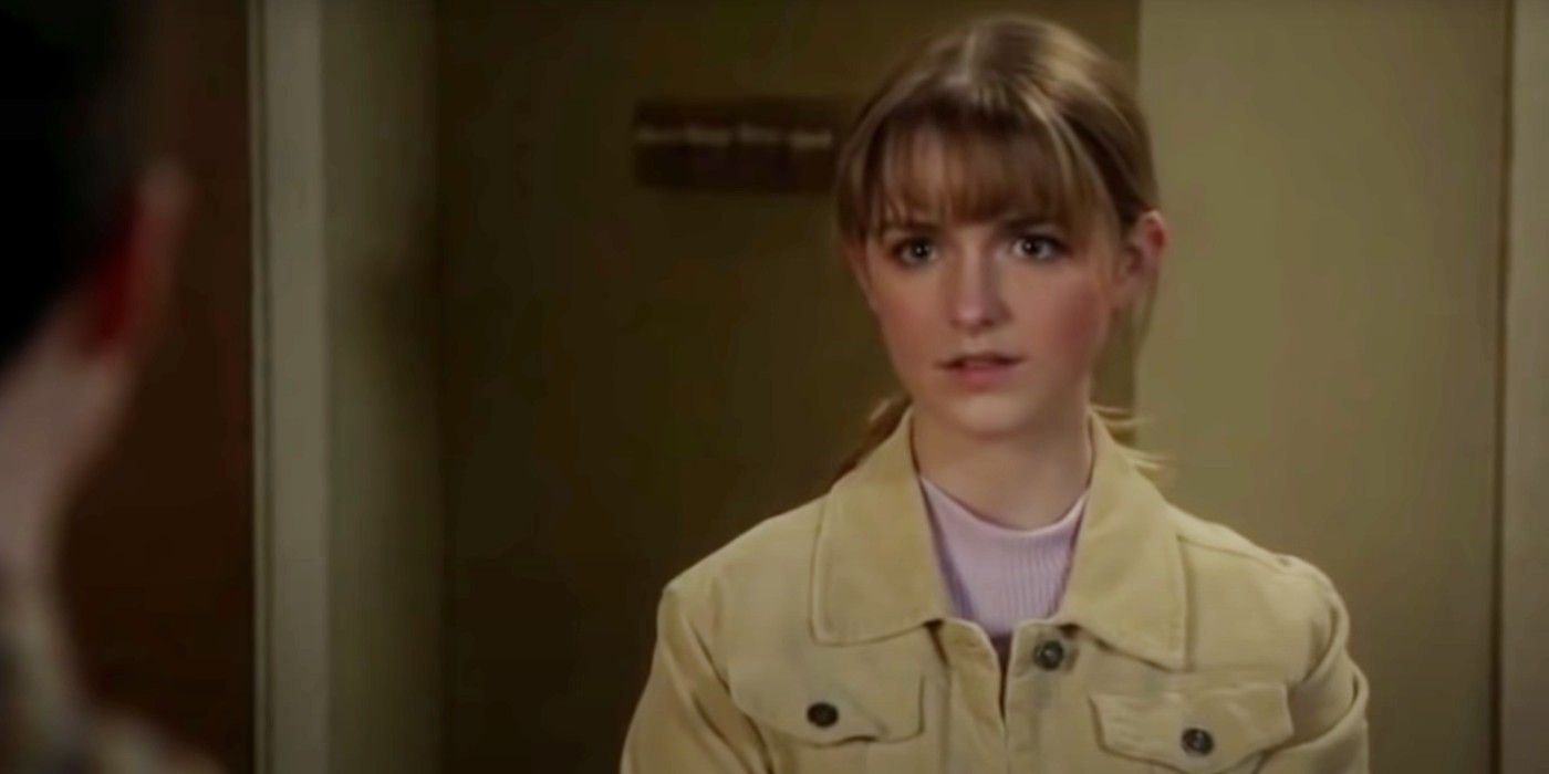 Paige viene a visitar a Sheldon a la universidad en Young Sheldon.