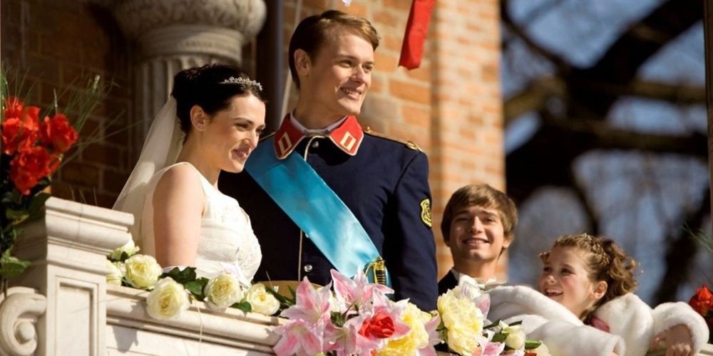 Jules and Ashton stand on the balcony in A Princess for Christmas