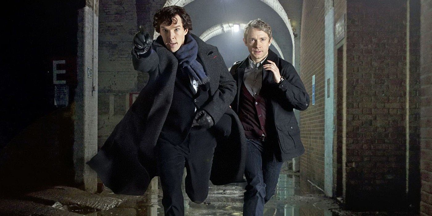 Benedict Cumberbatch como Sherlock Holmes e Martin Freeman como John Watson correndo por um corredor na 4ª temporada de Sherlock