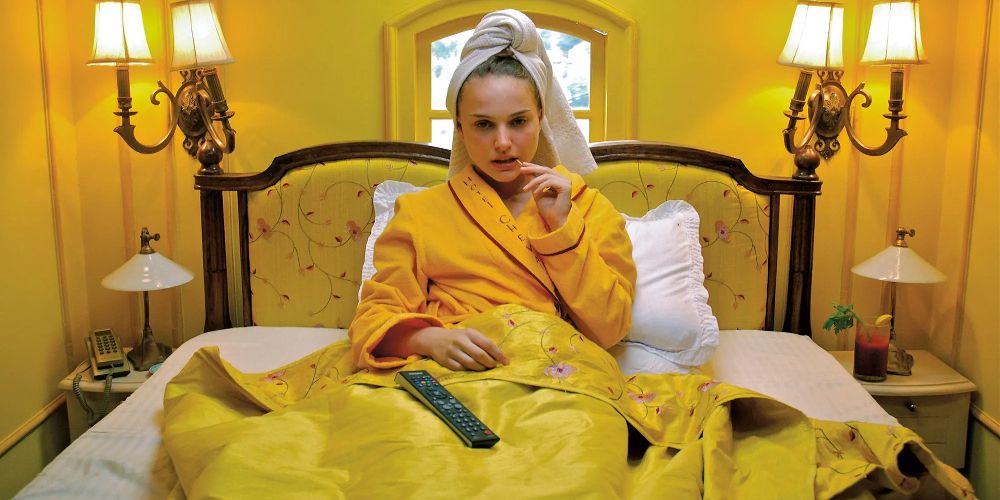 Jack's Ex wears yellow in bed in The Darjeeling Limited