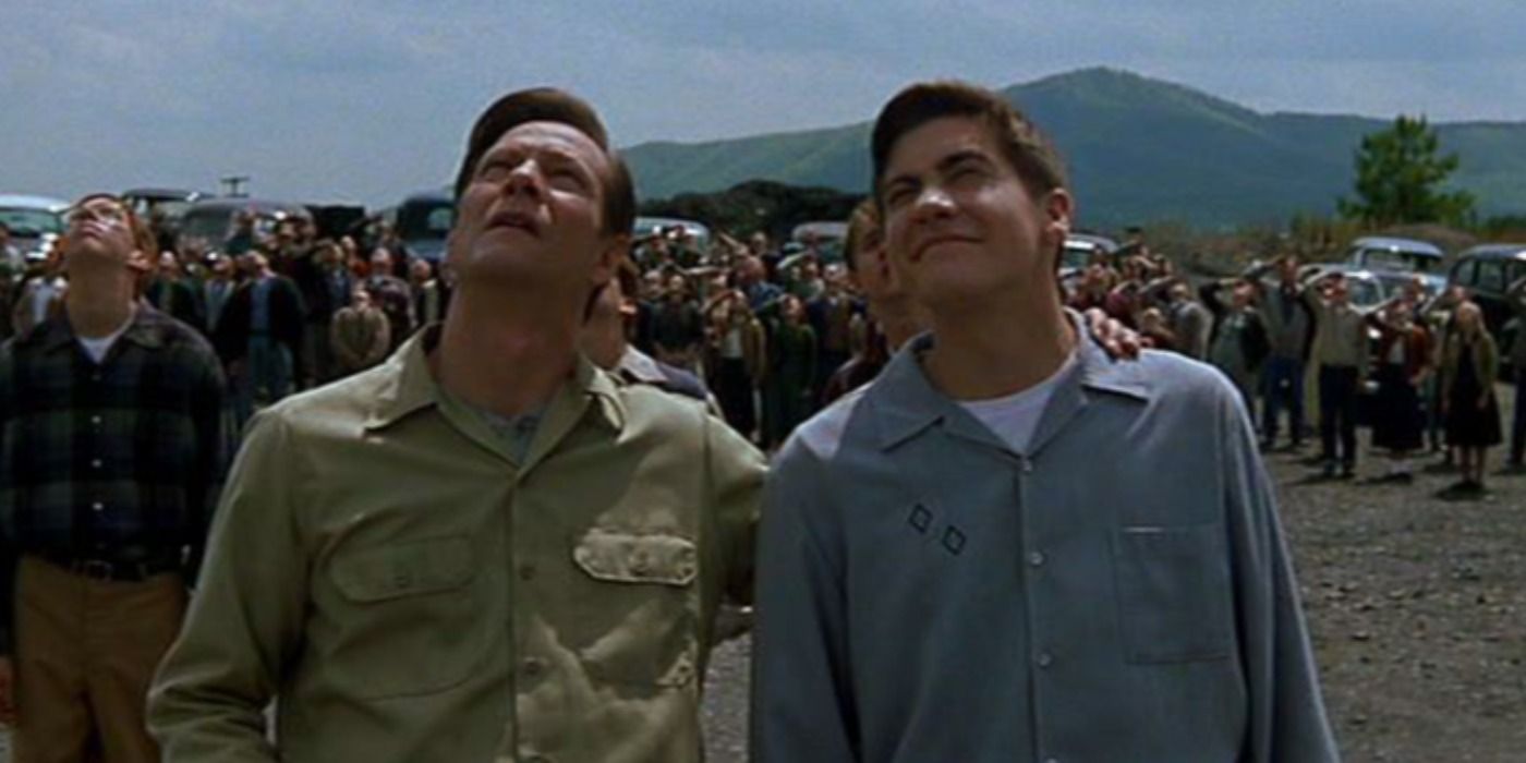 Jake Gyllenhaal and Chris Cooper with extras in October Sky.
