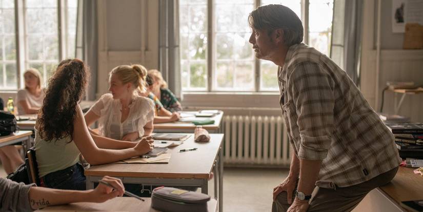 Mads Mikkelsen talks to students in Another Round.