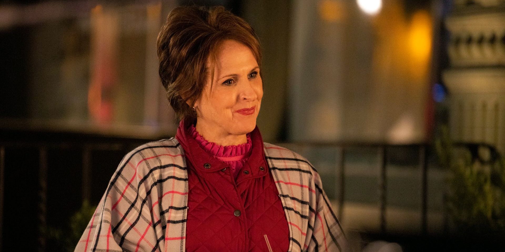 Molly Shannon do lado de fora vestindo um casaco e cachecol Burberry