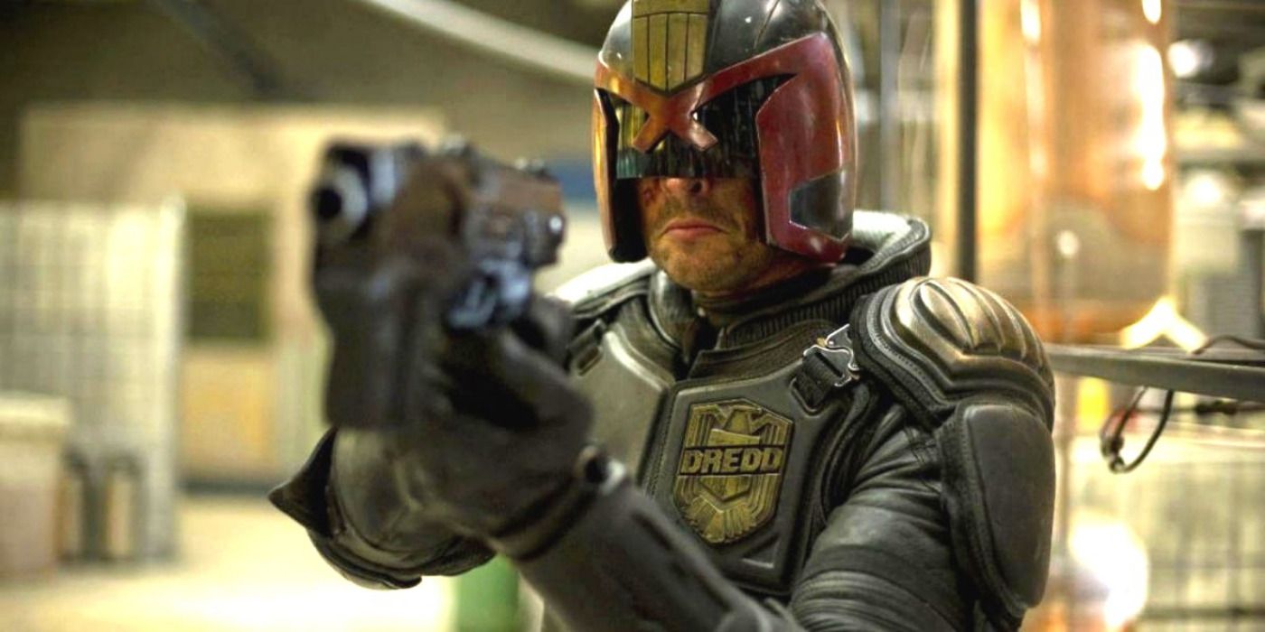 Dredd pointing a gun in the 2012 movie.
