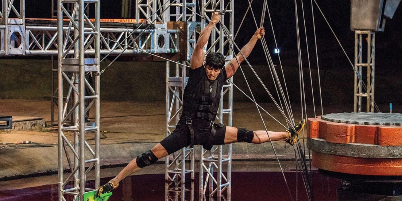A contestant on Ultimate Beastmaster doing an obstacle