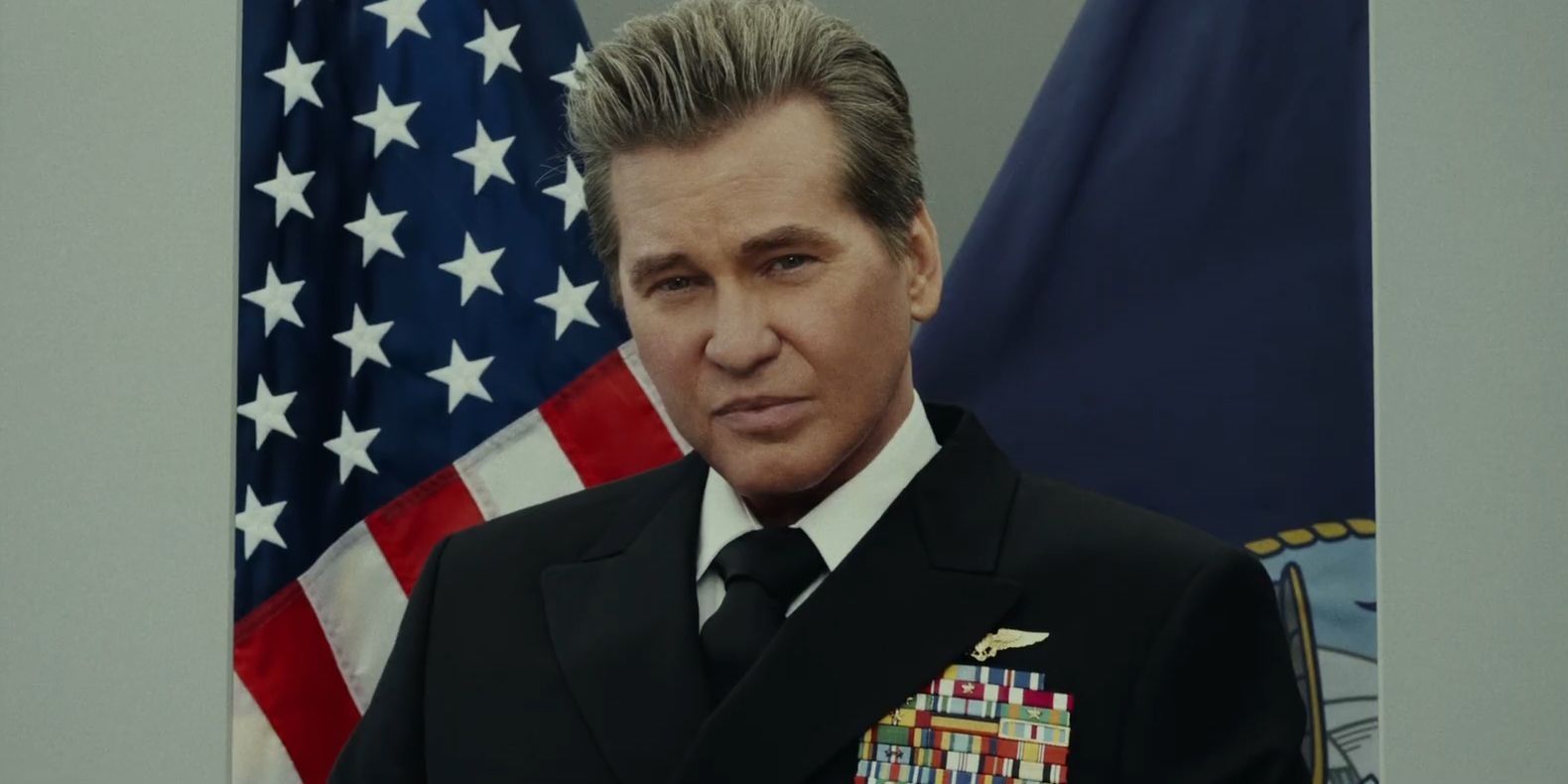 Uma foto de Iceman sendo decorado em Top Gun Maverick