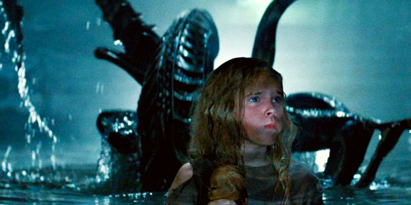 A Xenomorph creeps behind a little girl in Aliens