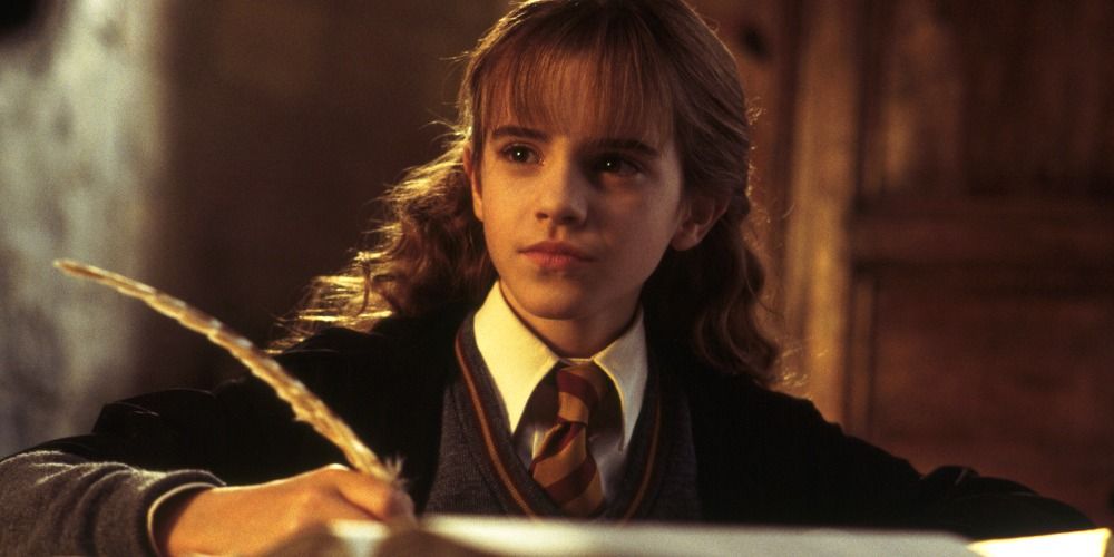 Hermione escrevendo em um livro nos filmes de Harry Potter