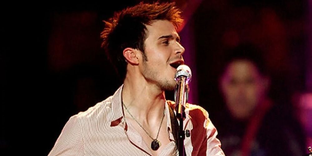 An image of Kris Allen singing into a microphone in American Idol