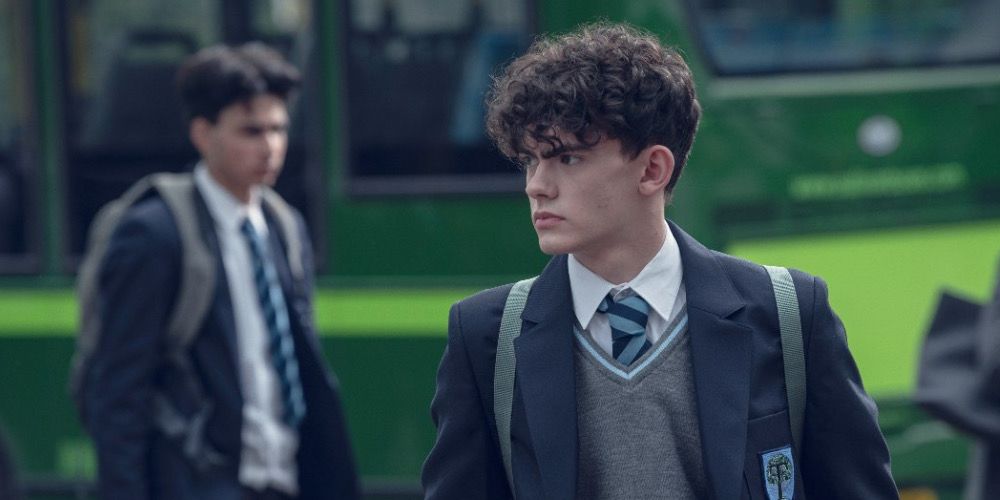 Charlie Walks Towards School In Heartstopper