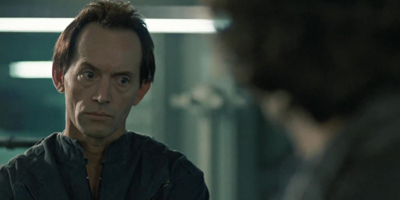 Bishop interacting with Ripley.