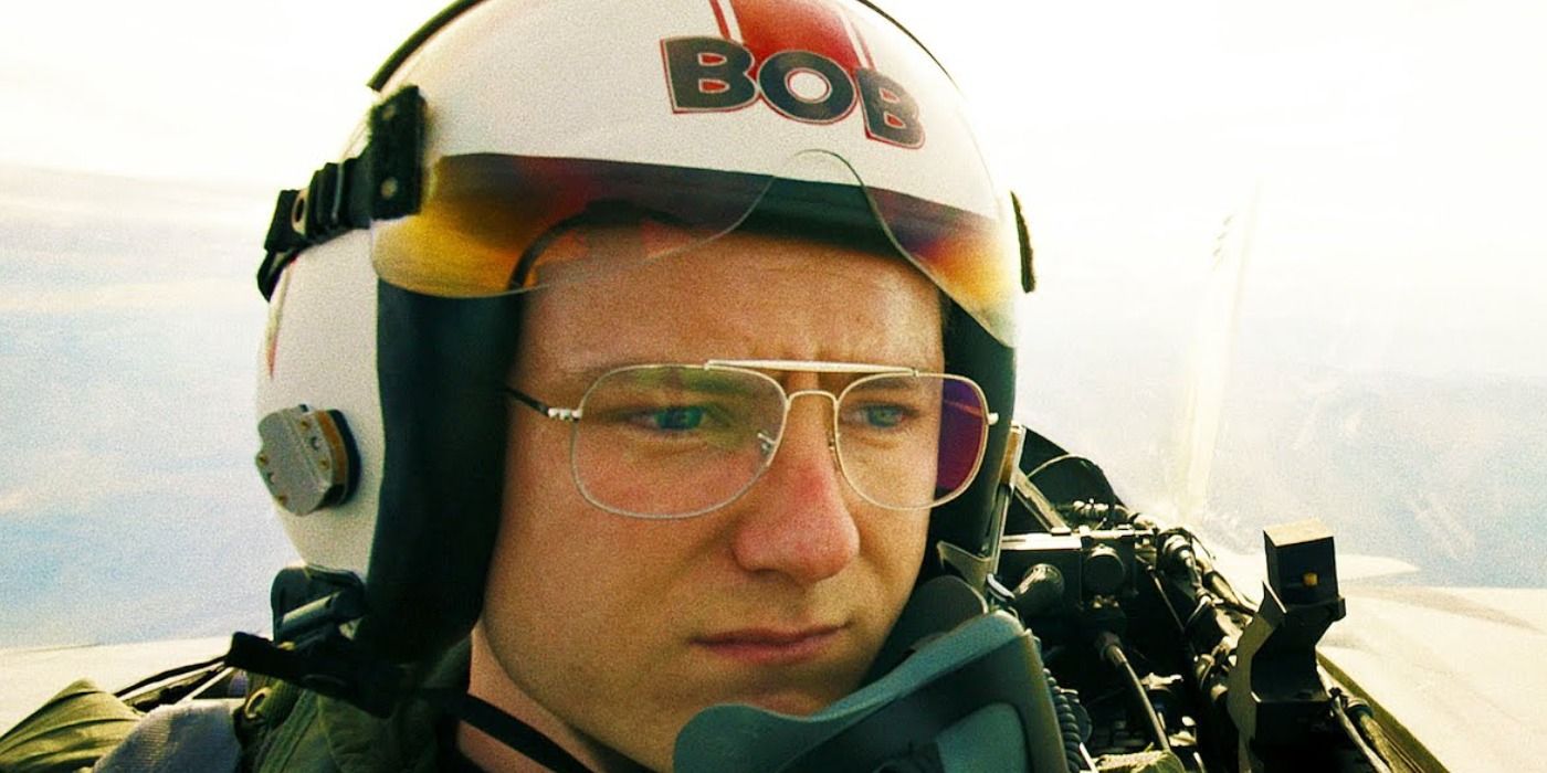 Bob em seu cockpit em Top Gun Maverick