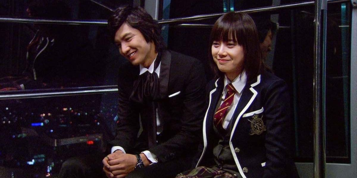 Geum Jan-di and Gu Jun-pyo sitting on the floor and smiling in Boys Over Flowers