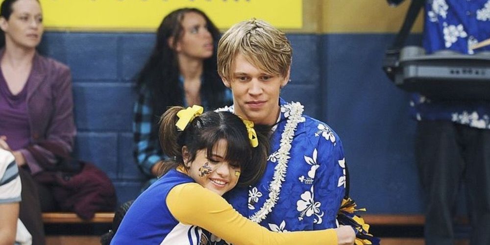 Selena Gomez as Alex hugging Austin Butler as George in Wizards of Waverly Place