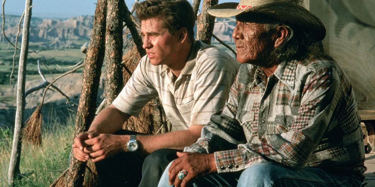 Grandpa Sam Reaches (Chief Ted Thin Elk) talking with Agent Ray Levoi (Val Kilmer) in Thunderheart