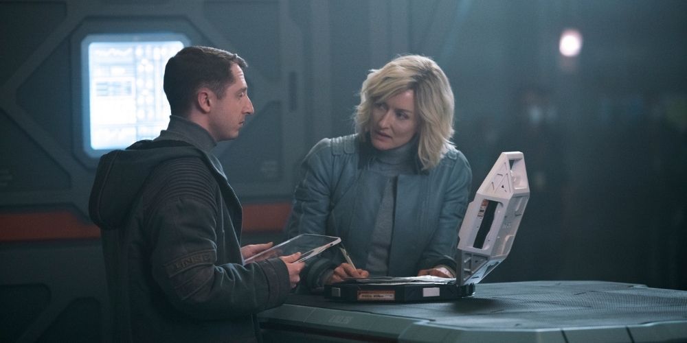 Dr. Halsey crafts a plan with her assistant in Halo