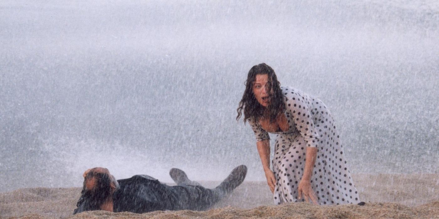 A couple under the rain in the 1998 movie Eternity And A Day.