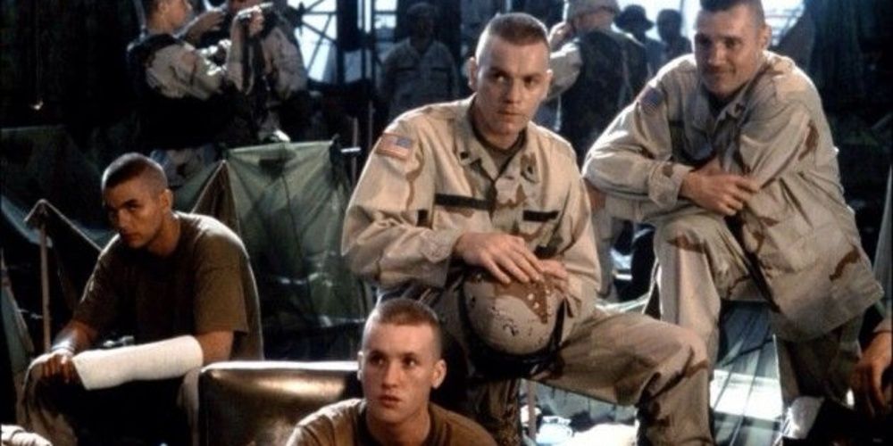 Ewan McGregor with other soldiers in Black Hawk Down