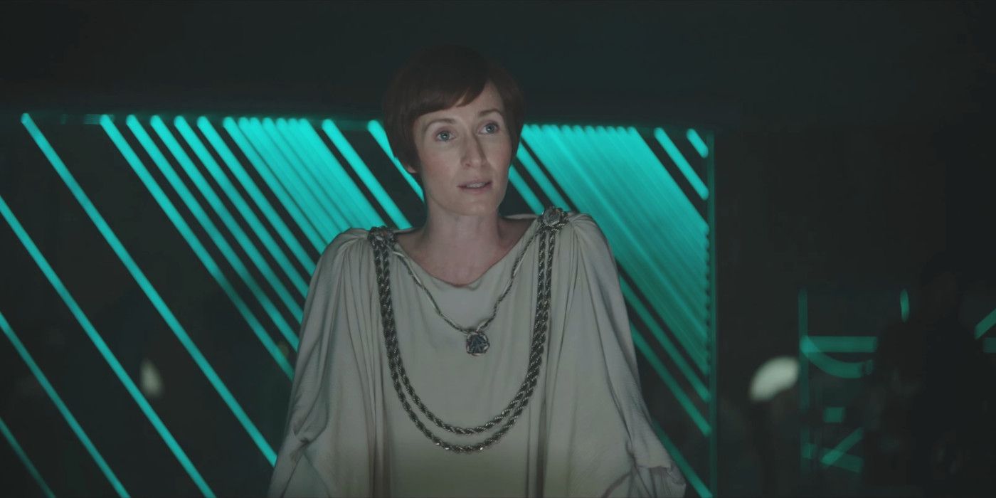 Genevieve O'Reilly no personagem como Mon Mothma em Rogue One A Star Wars Story em pé em uma sala de controle dando uma palestra