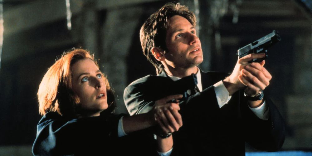 Scully dan Mulder mengarahkan senjata berdampingan di The X-Files