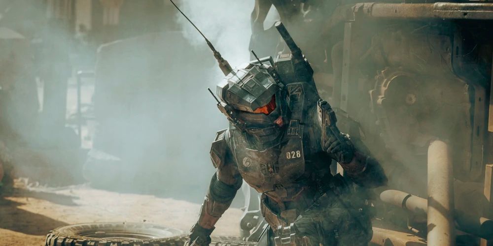 Riz kneels in battle while wearing armor in Halo