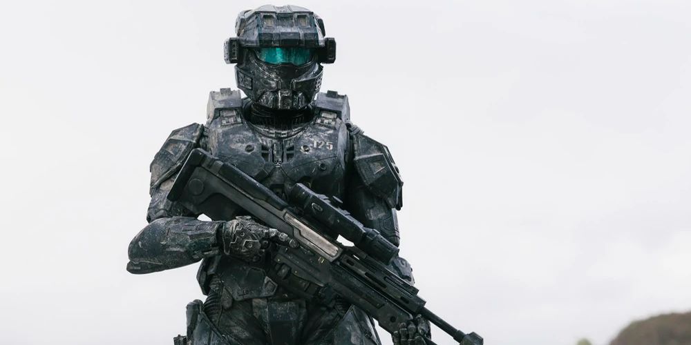 Kai-125 holds a rifle on a cliff in Halo