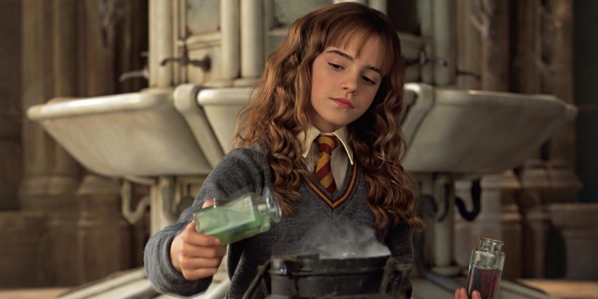 Hermione Granger preparando a Poção Polissuco em Harry Potter