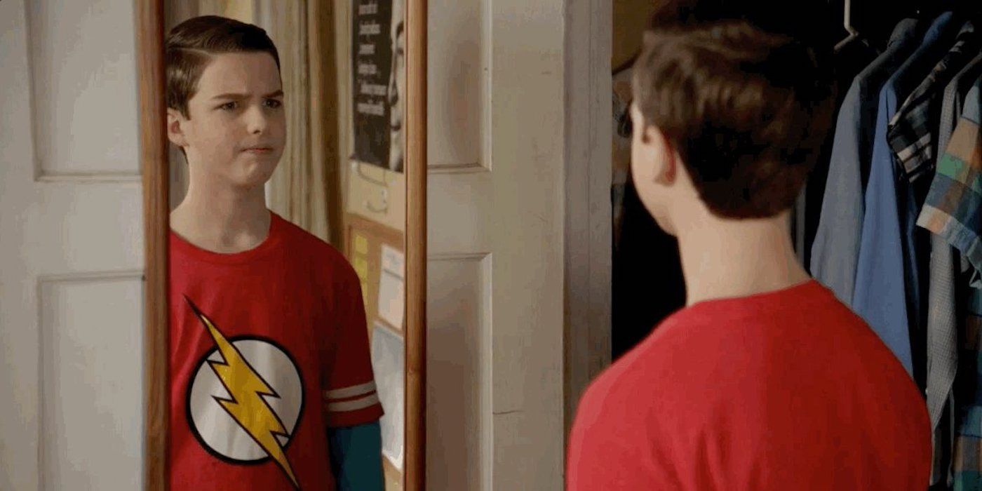 Iain Armitage dans le rôle de Sheldon Cooper portant la chemise Flash dans Young Sheldon