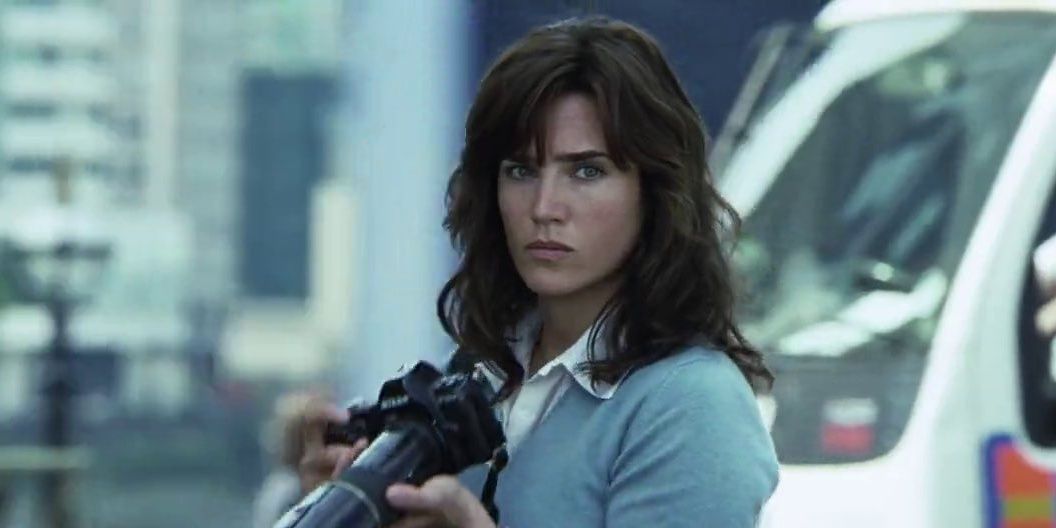 Jennifer Connelly with a camera in Blood Diamond 