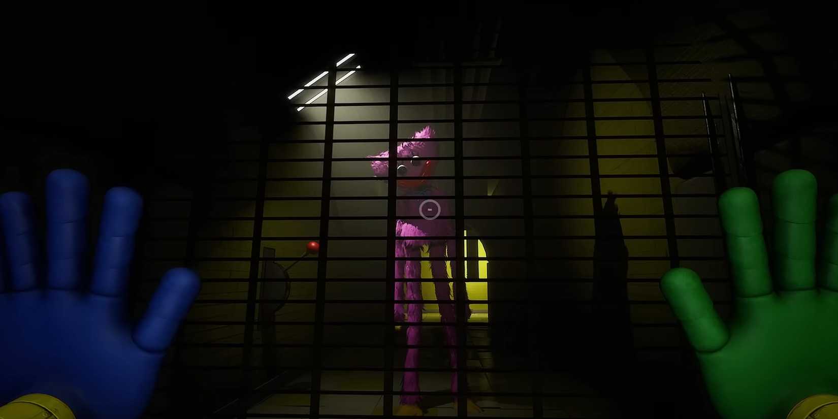 Kiss yMissy from Poppy Playtime looking at the player