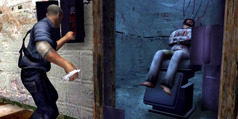 A player electrocutes a man in the grizzly Manhunt game