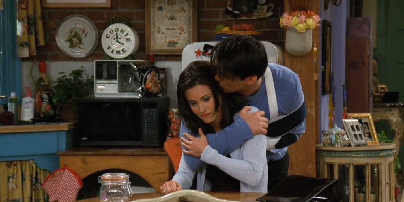 Joey abraça Monica em seu apartamento em Friends.