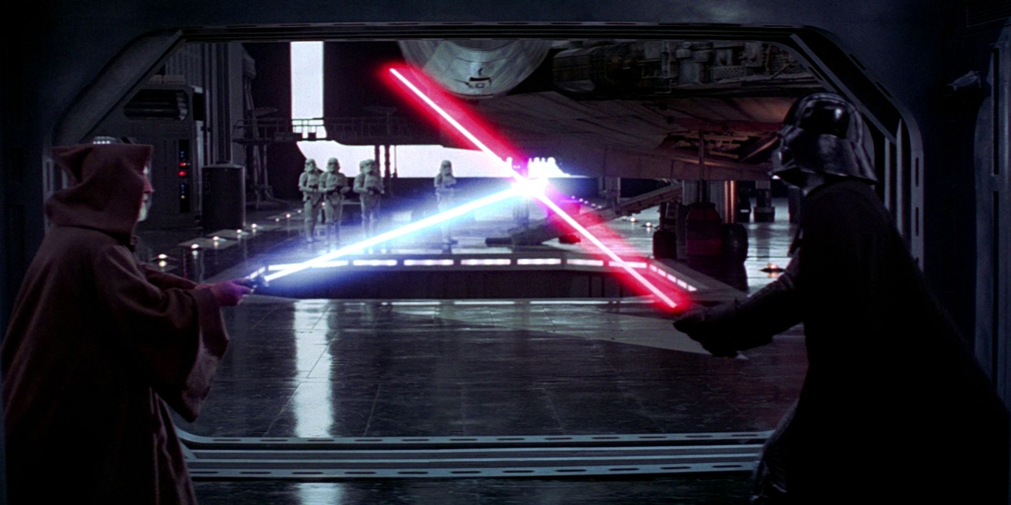 Obi-Wan Kenobi e Darth Vader lutando na Estrela da Morte com Vader usando seu sabre de luz bifásico em Uma Nova Esperança
