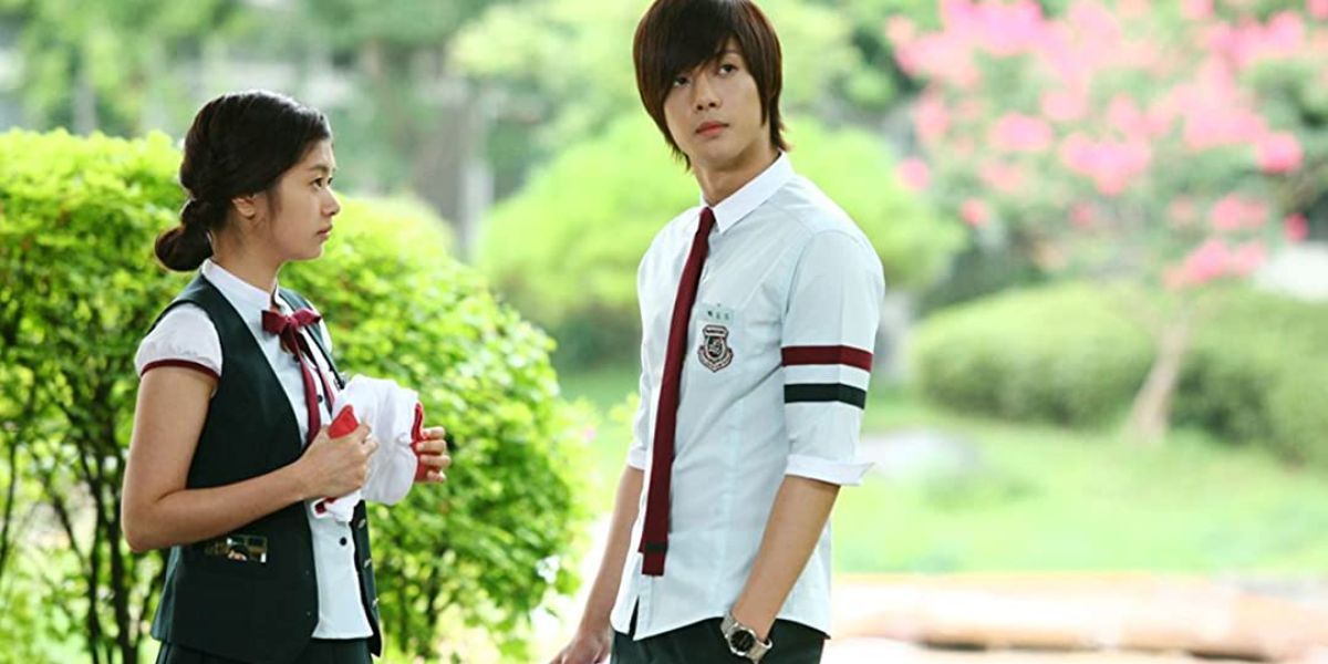 Oh Ha Ni and Baek Seung-Jo dressed in uniform and standing outside in Playful Kiss