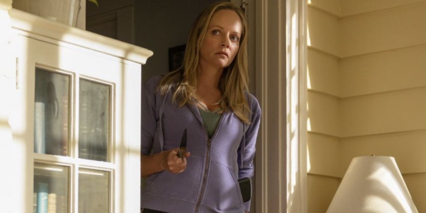 Judy Hicks looking out the window and looking scared in Scream (2022)