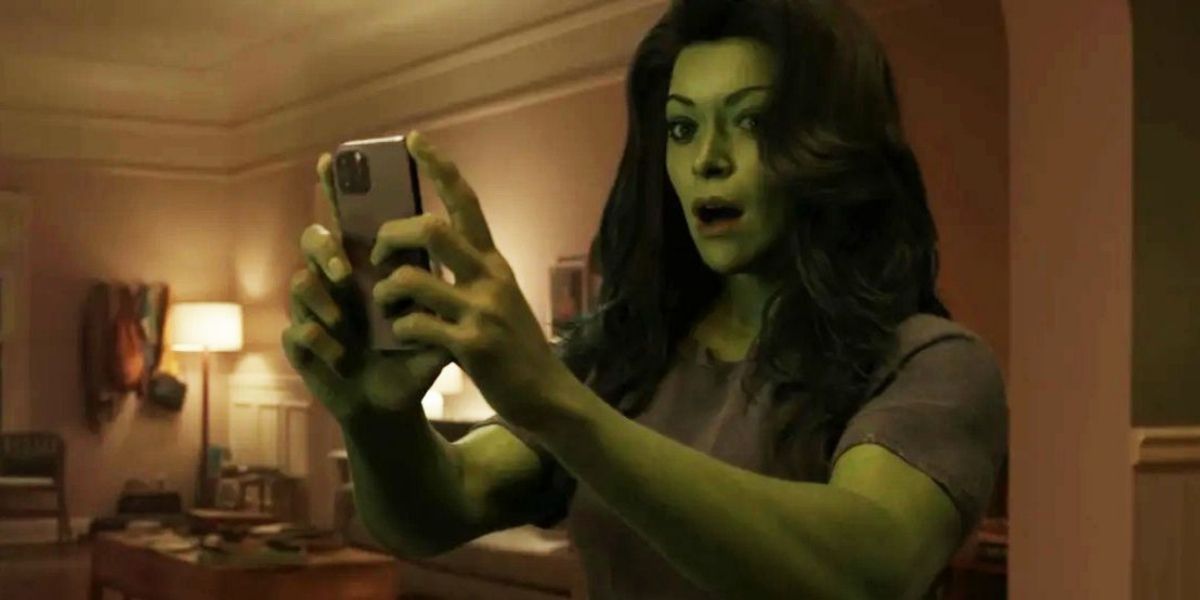 Tatiana Maslany as She-Hulk holding her phone