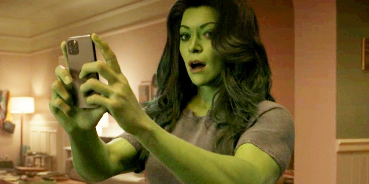 Jennifer Walters segurando seu telefone em She-Hulk.