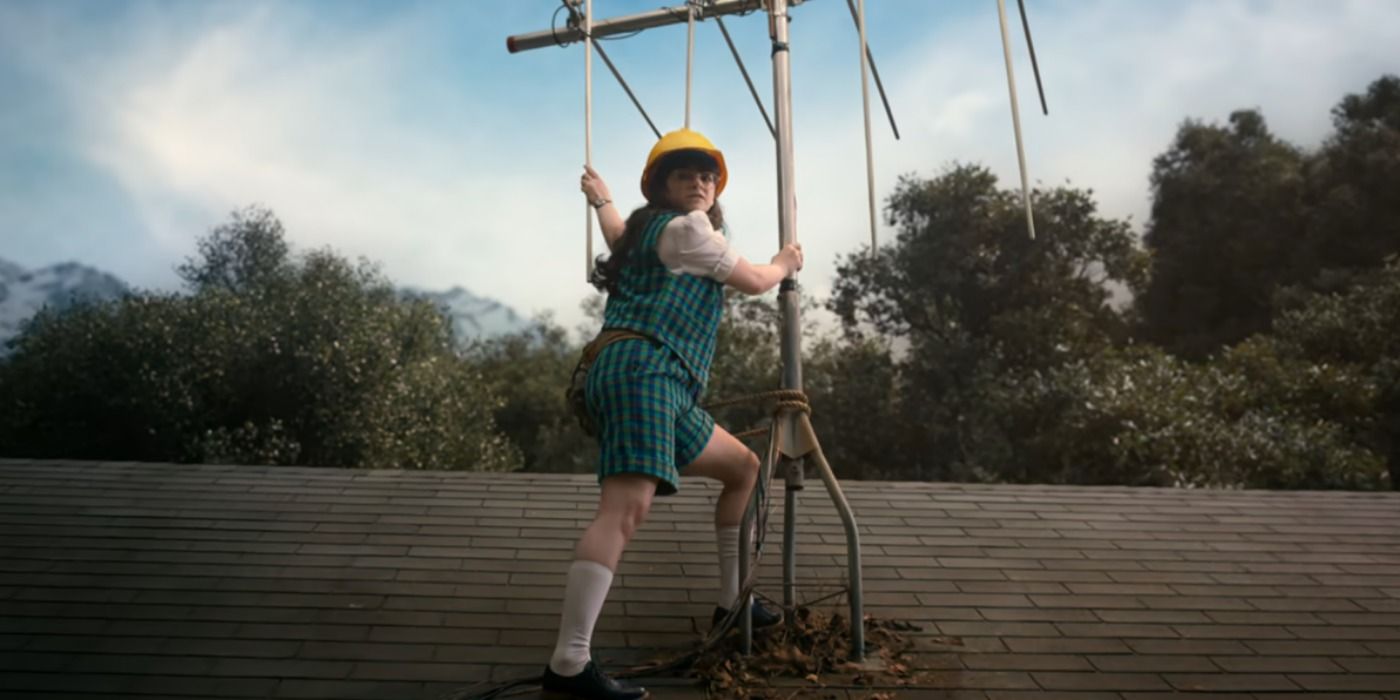 Suzie on the roof with an antenna in Stranger Things