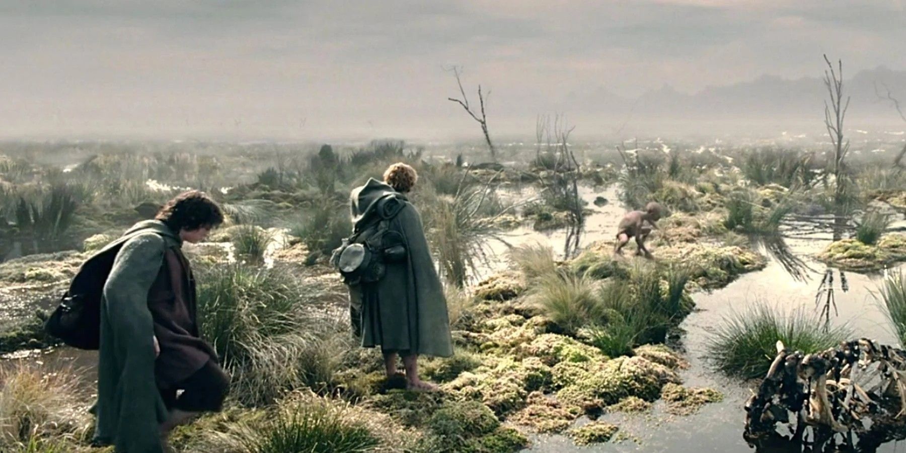 Frodo, Sam e Gollum caminhando pelos Pântanos Mortos em O Senhor dos Anéis