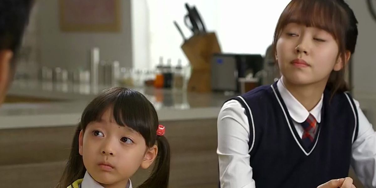 Han-kyul and Eun Hye-kul having breakfast in The Suspicious Housekeeper