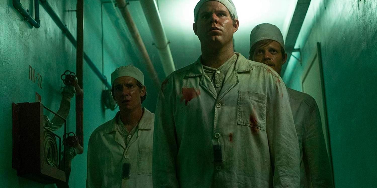 Três engenheiros no corredor em Chernobyl