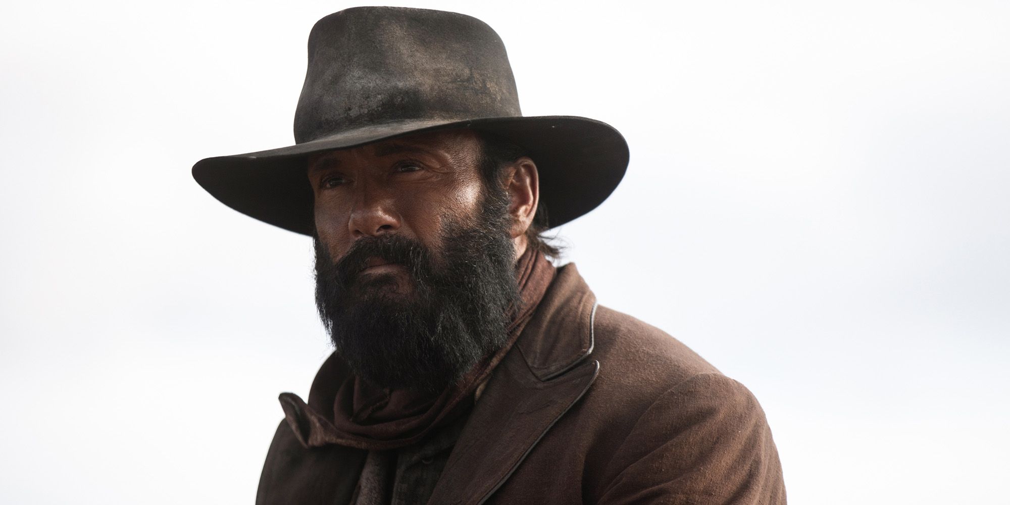 Tim McGraw como James da série original da Paramount 1883 olhando ao ar livre