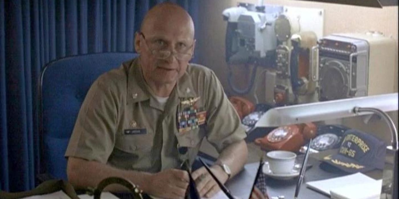 Stinger behind his desk in Top Gun.