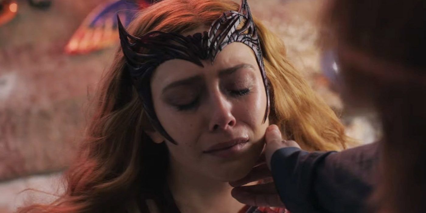Wanda segurando o rosto da Feiticeira Escarlate em Doutor Estranho 2.